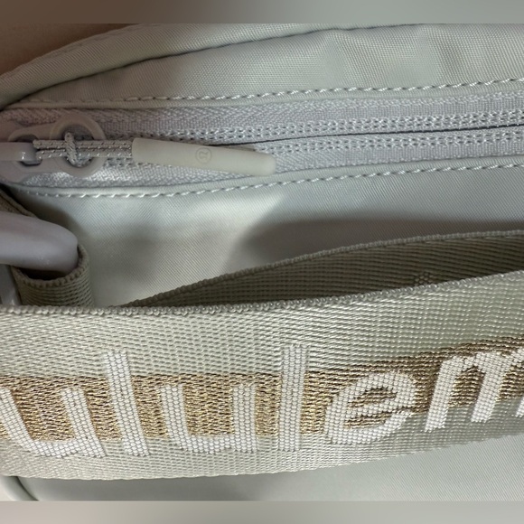NWOT Lululemon Everywhere Belt Bag Wordmark Vapor/Gold/White - Picture 11 of 14